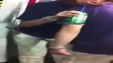Pembantu Lagi Minum Di Kobel